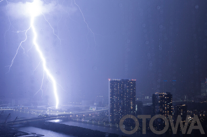 The 16th 雷写真コンテスト受賞作品 Excellent Work -Lightning strike right before Toyosu Market opens for business(Tokyo Metropolitan Central Wholesale Market)-